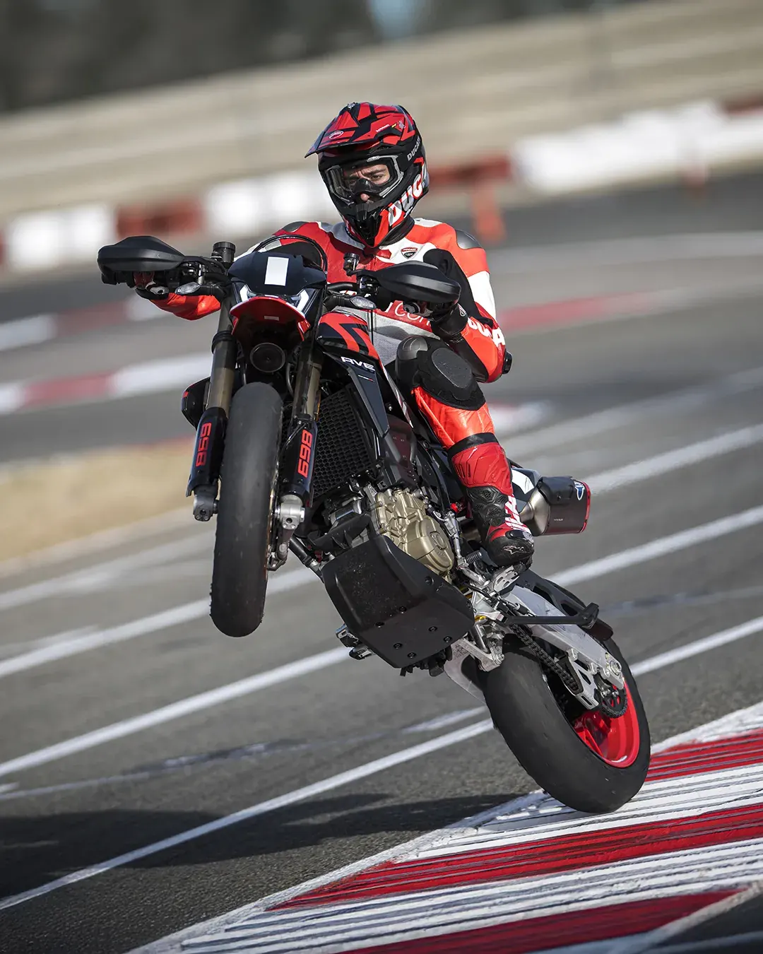 Hypermotard 698 Mono — Actitud