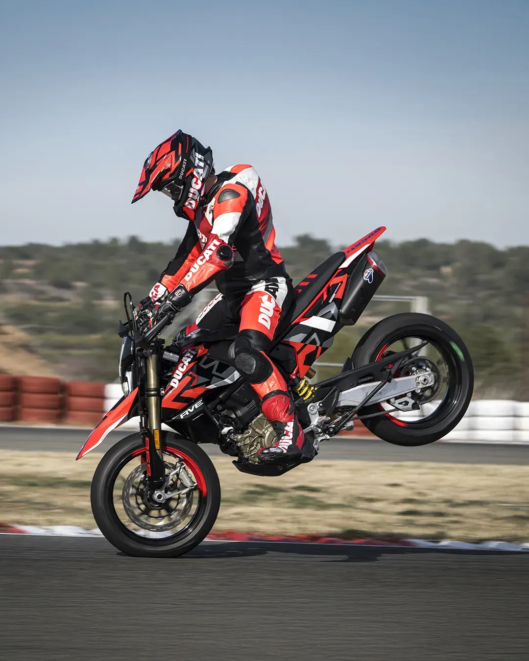 Hypermotard 698 Mono — Wheelie