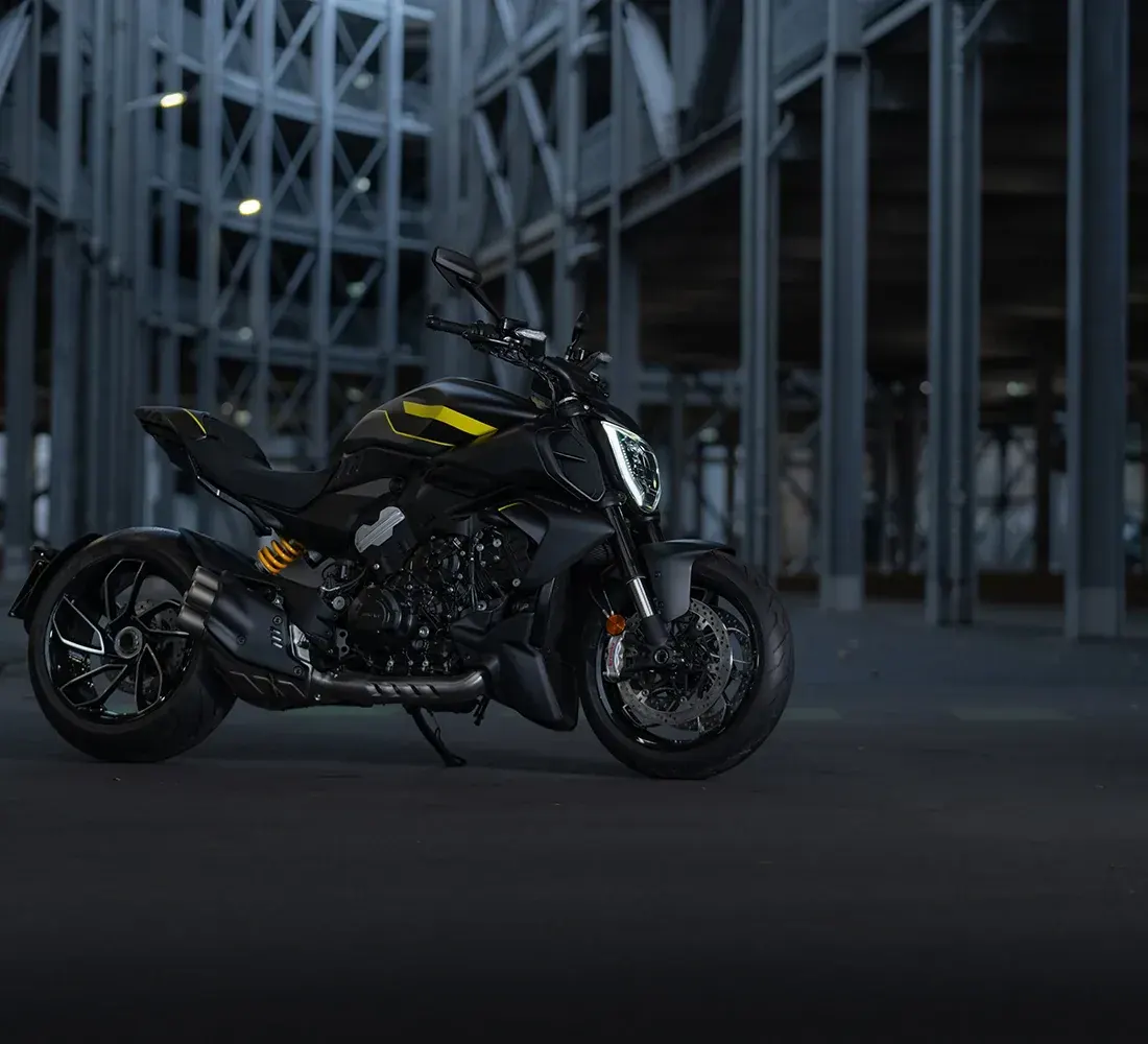 Diavel V4 — Perfil