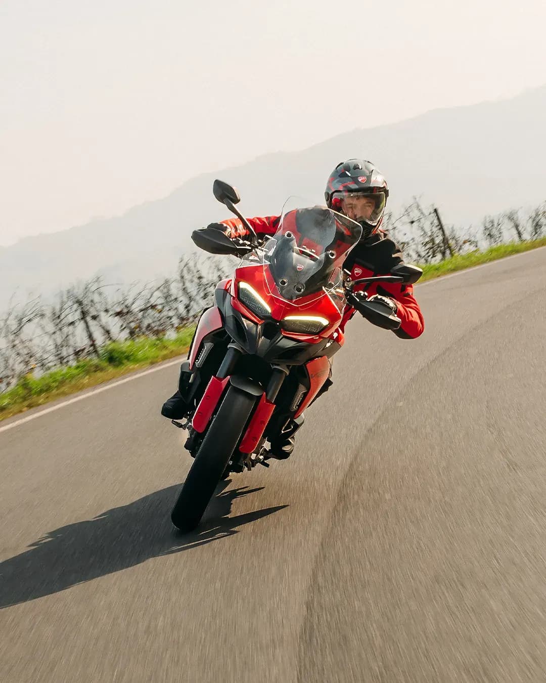 Multistrada V2 — En curva