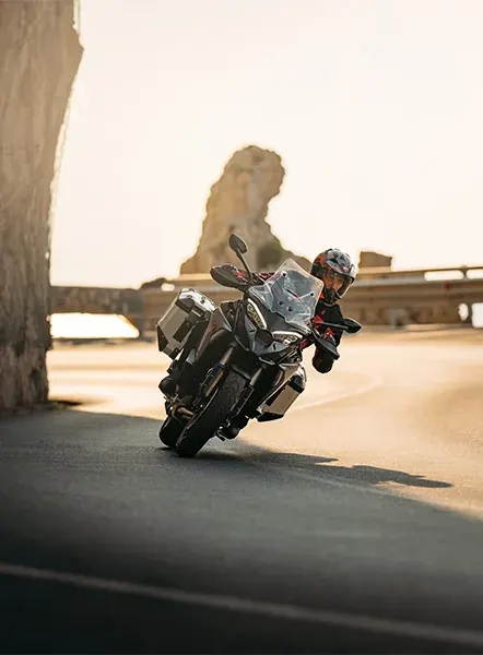 Multistrada V4 — En la costa