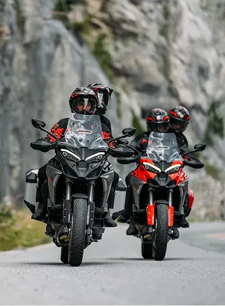 Multistrada V4 — En grupo