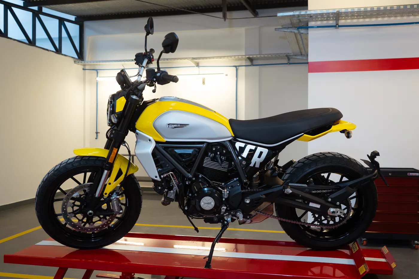 Ducati Scrambler amarilla
